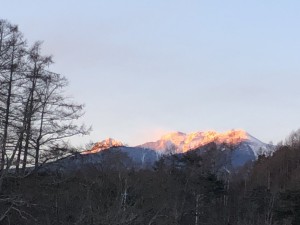 朝陽に染まった八ヶ岳がお出迎え✨