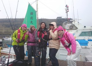 船の前で記念撮影📷 左から、ミキティ、つづちゃん、アヤちゃん、うっちぃ、私