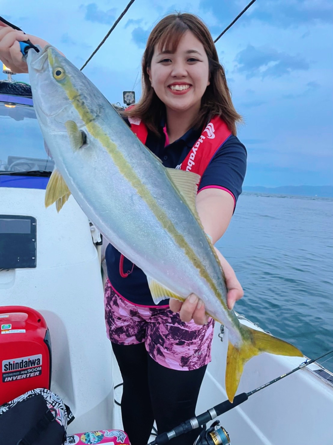 油彩画 女性の姿魚釣り 魚(ニジマス)を釣り上げる女性アングラー イラスト素材 [2848455